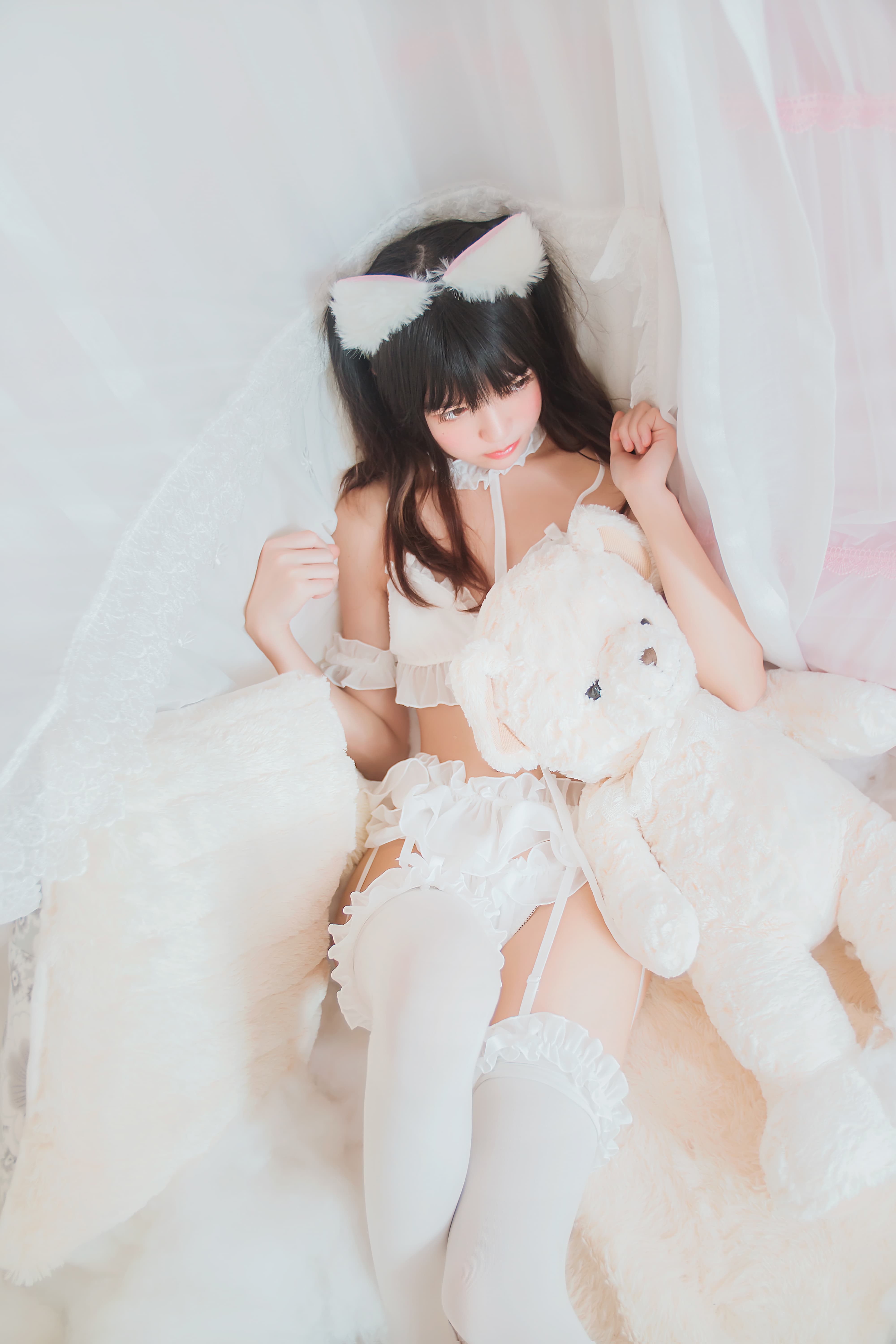 桜桃喵《白猫》COS写真集:纯白猫耳少女·32张高清萌系图集